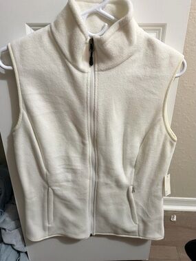 Amazon Essentials Women's Cream Fleece Zip Vest